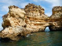 Bootsfahrt entlang der Felsenformarionen in Lagos