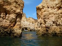 Bootsfahrt entlang der Felsenformarionen in Lagos