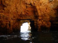 Bootsfahrt entlang der Felsenformarionen in Lagos