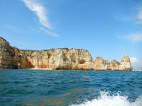 Bootsfahrt entlang der Felsenformarionen in Lagos