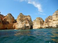 Bootsfahrt entlang der Felsenformarionen in Lagos