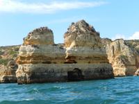 Bootsfahrt entlang der Felsenformarionen in Lagos