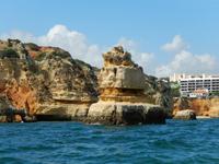 Bootsfahrt entlang der Felsenformarionen in Lagos