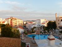 Blick auf die Hotelanlage am Morgen