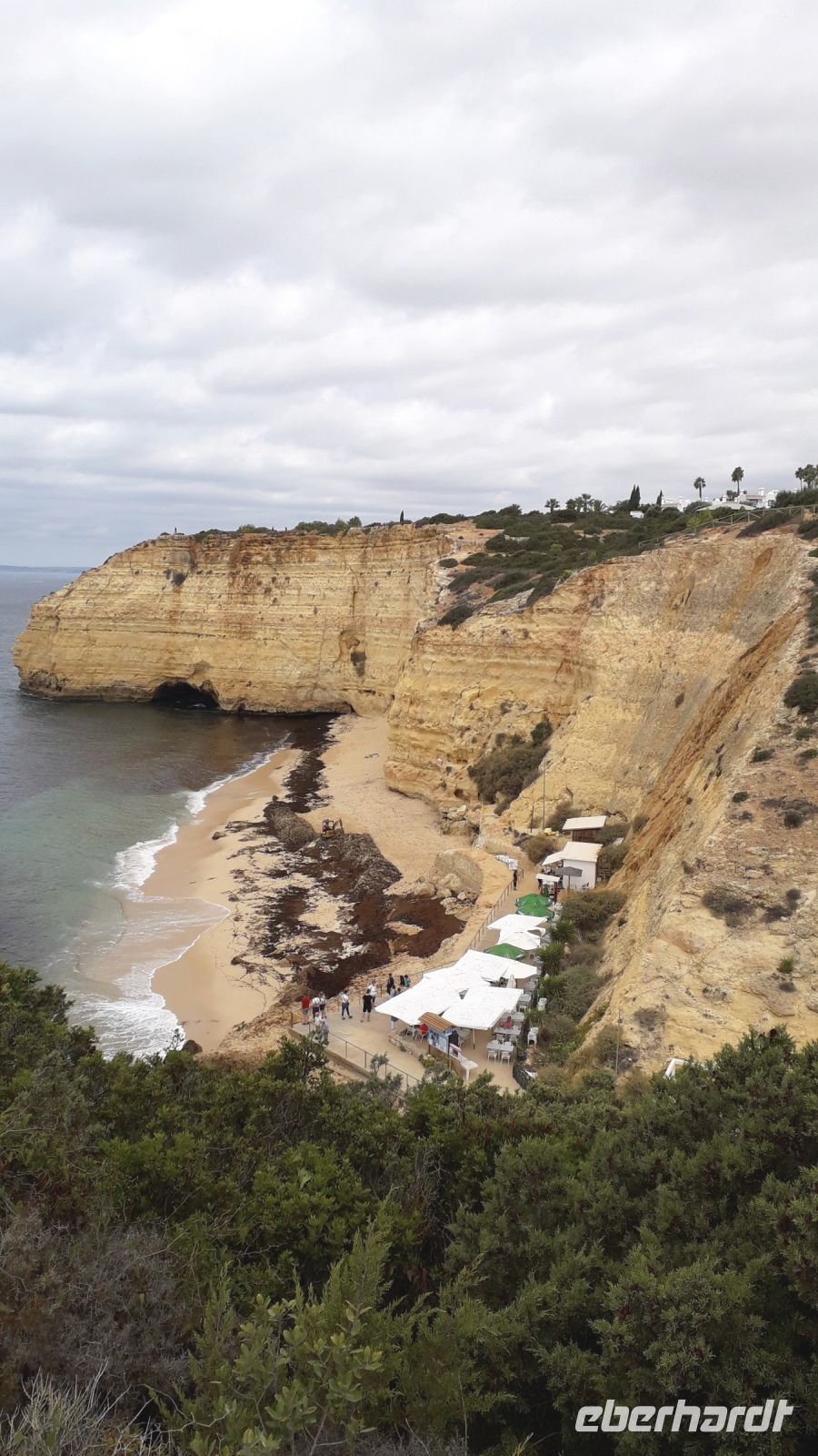 Der Strand am Hotel Baia Cristal voll mit Algen