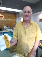 ... präsentiert vom stolzen Inhaber der Bäckerei