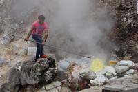 Kochen von Mais im Kurort Furnas