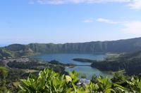 Blick auf den Lagoa Verde und den Lagoa Azul