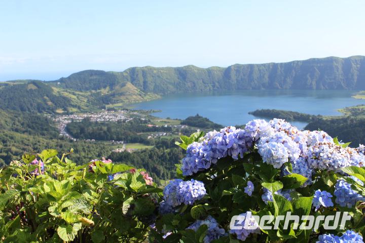Blick auf den Lagoa Verde und den Lagoa Azul