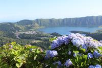 Blick auf den Lagoa Verde und den Lagoa Azul