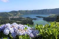 Blick auf den Lagoa Verde und den Lagoa Azul