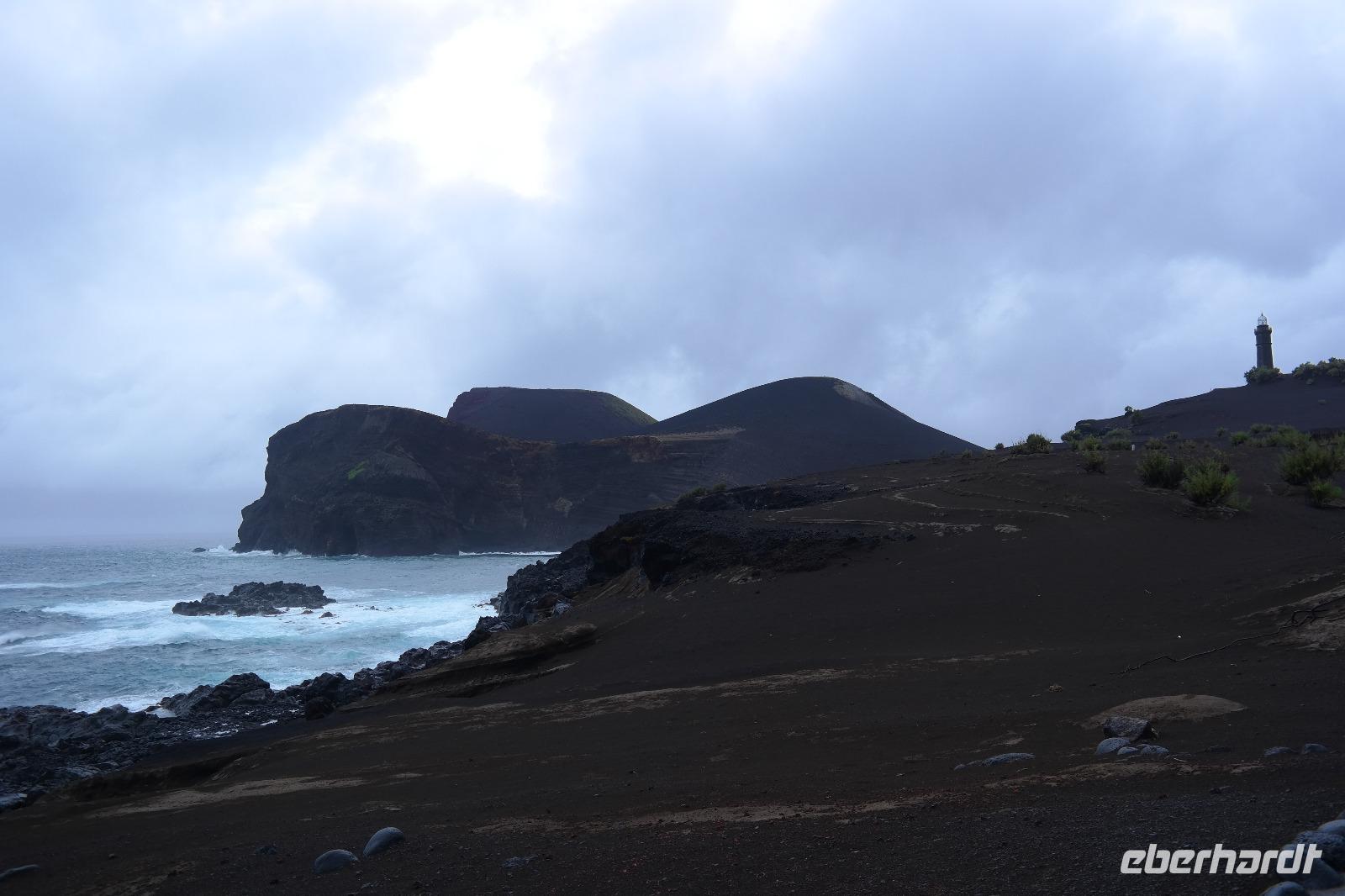 Küste von Ponta dos Capelinhos und Leuchtturm