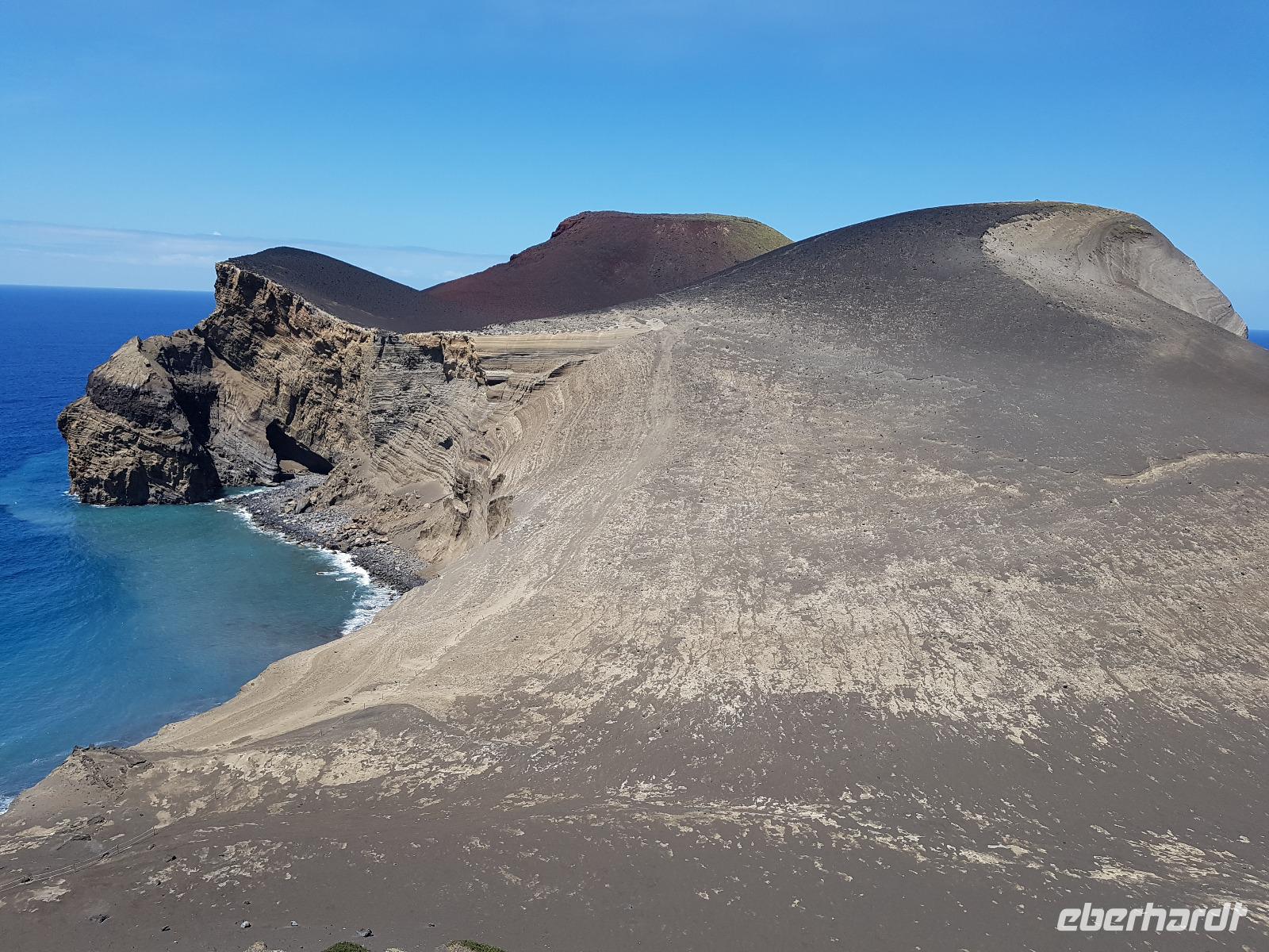 Der Vulcão dos Capelinhos Vulkan auf der Insel Faial mit Leuchtturm (3)