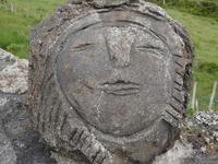 Kunstwerk im Lavagestein