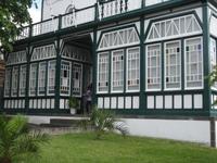 Rundgang durch Horta - deutsche Kolonie mit den einzigen farbigen Glasscheiben