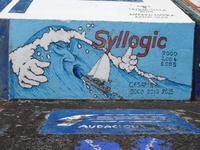 Rundgang durch Horta - Gemälde der Segler an der Mauer des Jachthafens