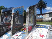 Rundgang durch Horta - Gemälde der Segler an der Mauer des Jachthafens