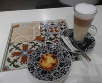 Galao, der portugiesische Milchkaffee und Pasteis de nata, kleine Süßigkeit