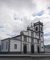 Die typischen Kirchen mit ihren Einfassungen aus Lavagestein