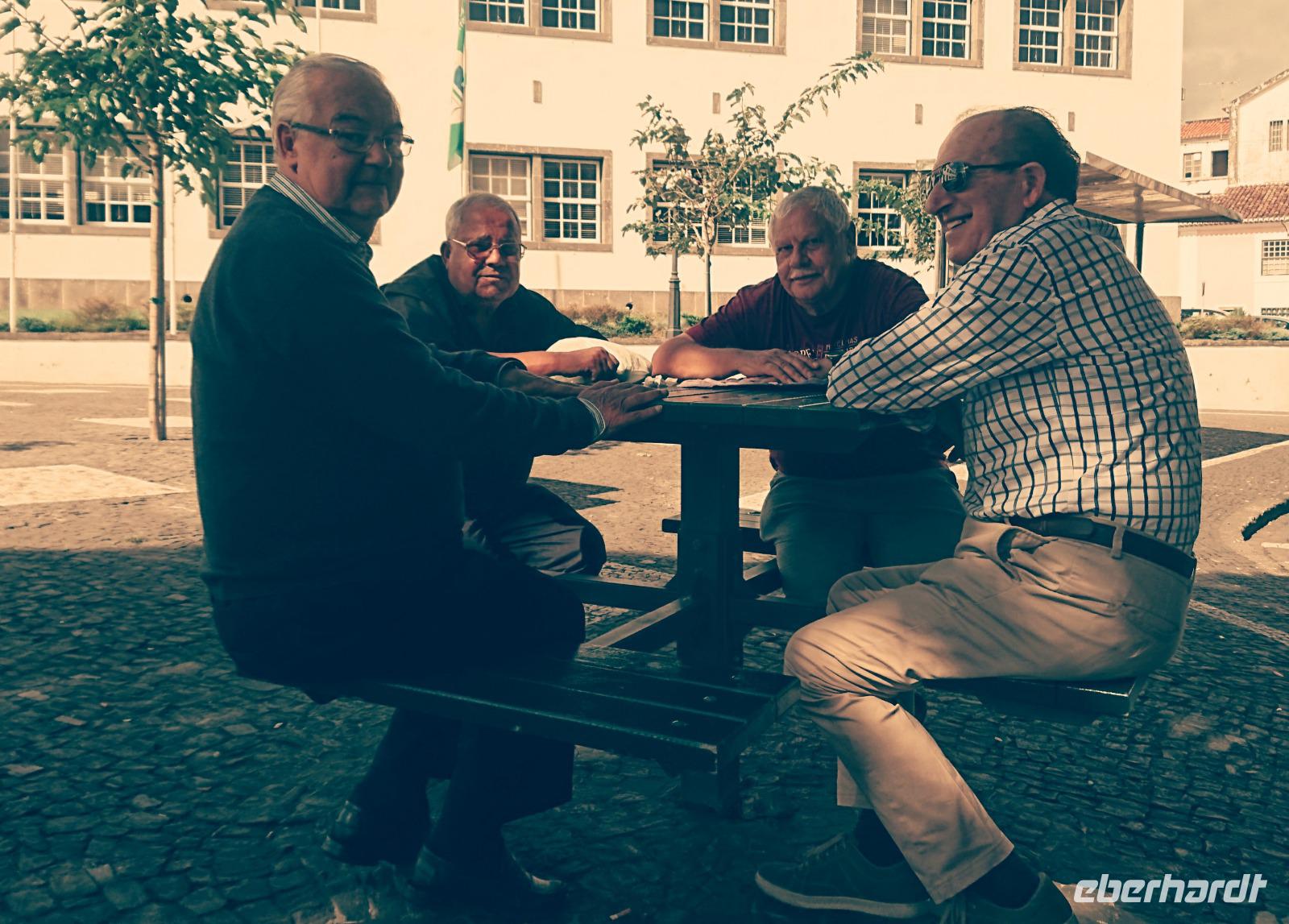 Die Einheimischen beim Plausch