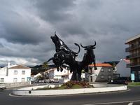Skulptur am Kreisverkehr bei der Stierarena, Terceira