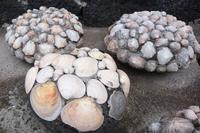 Dekoration vor einem Lavahaus in Laijes