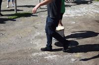 Das Essen wird zu den wartenden Fahrzeugen Gebracht