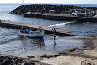 und bringen ihre Boote mit Fang an Land.