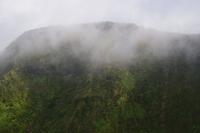 Wolken ziehen am Kraterrand