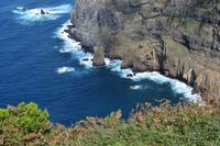 Die Brandung bahnt sich ihren Weg durch den Felsen