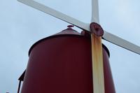 Die restaurierte Windmühle in den Weinfeldern