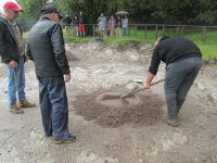 Öffnen der Erdlöcher für den Cozido