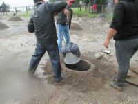 Öffnen der Erdlöcher für den Cozido