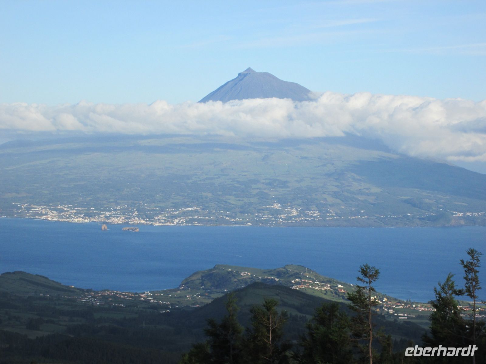 Insel Pico mit gleichnamigem Berg von Faial aus