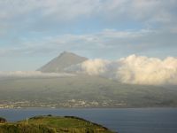 Insel Pico mit gleichnamigem Berg von Faial aus