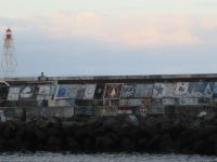 Horta: Kunstwerke der Weltumsegler an der Kaimauer