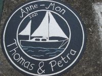 Horta: Kunstwerke der Weltumsegler an der Kaimauer