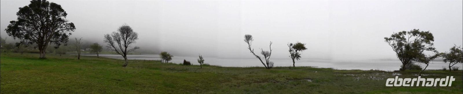 Die Seen Lagoa Azul und Lagoa Verde im Nebel