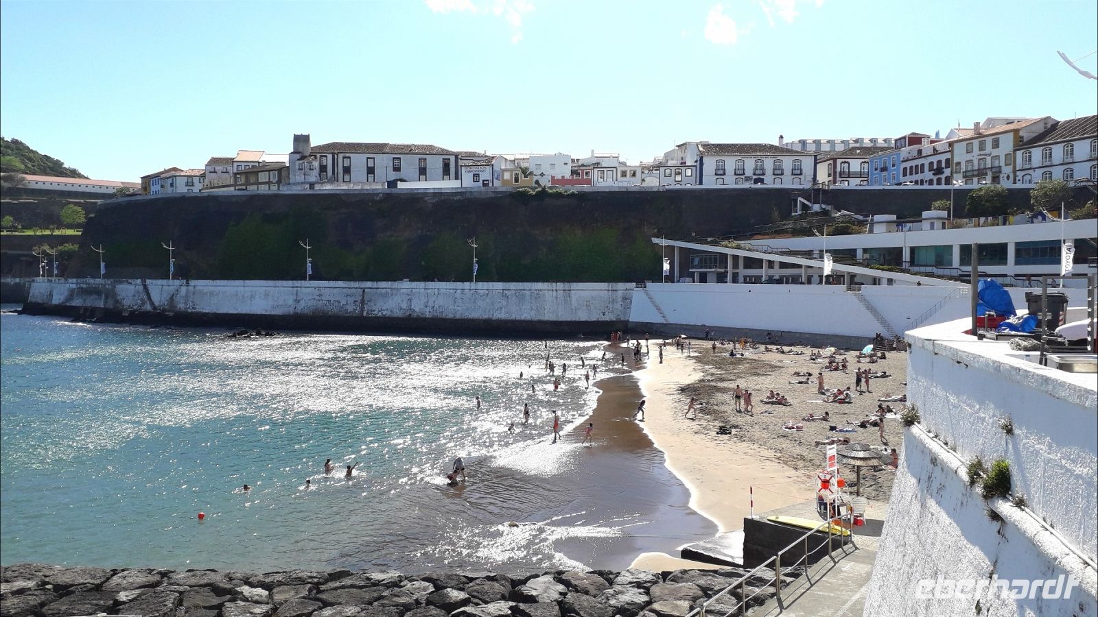 Der Strand am Hafen in Angra
