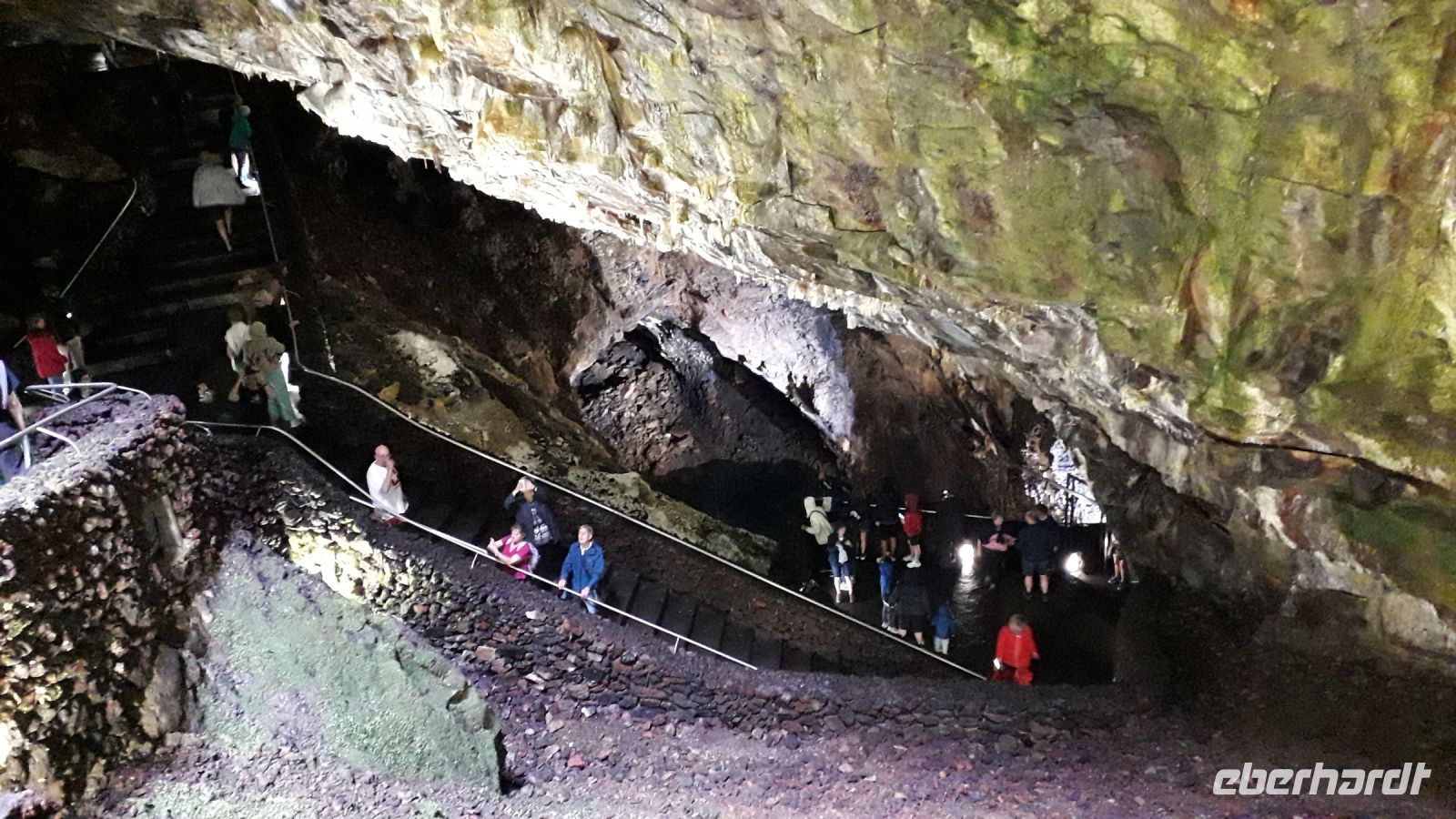 Der Weg zum See in der Vulkanhöhle