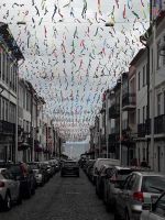 Terceira - Festlich geschmückte Straße in Angra