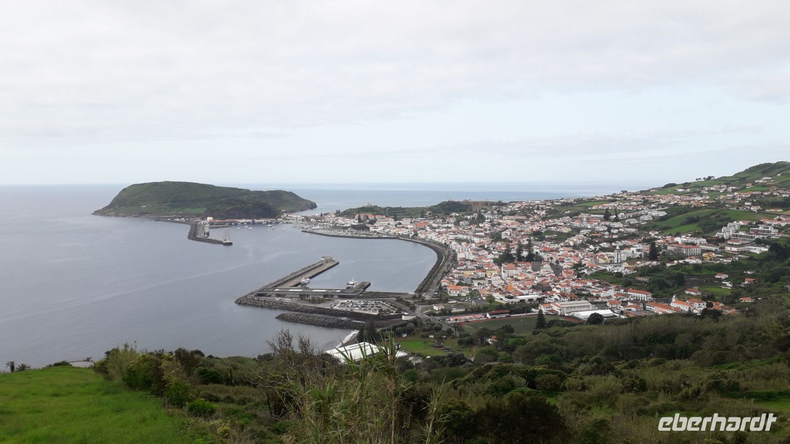 Der Hafen von Horta von oben