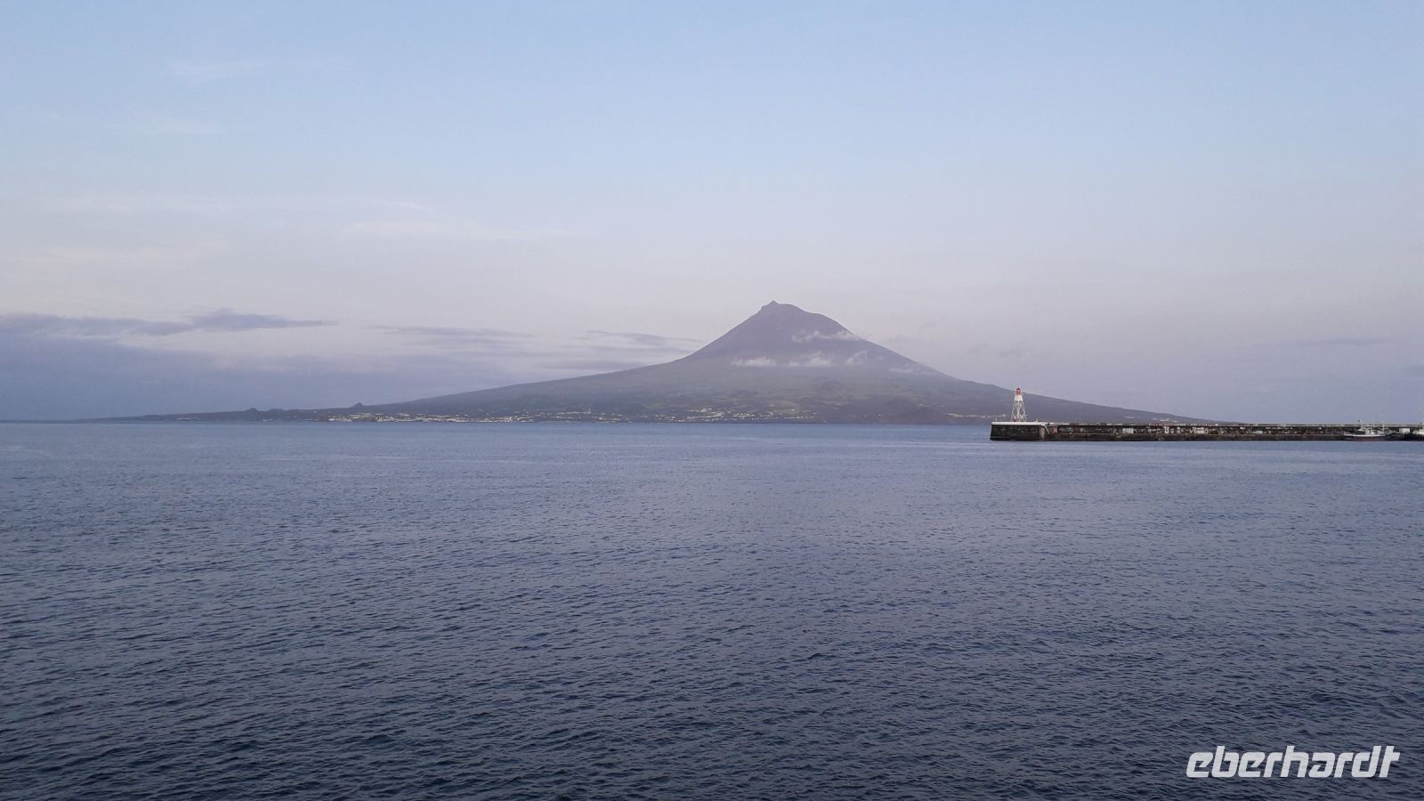 Der Blick auf Pico vom Hafen in Horta
