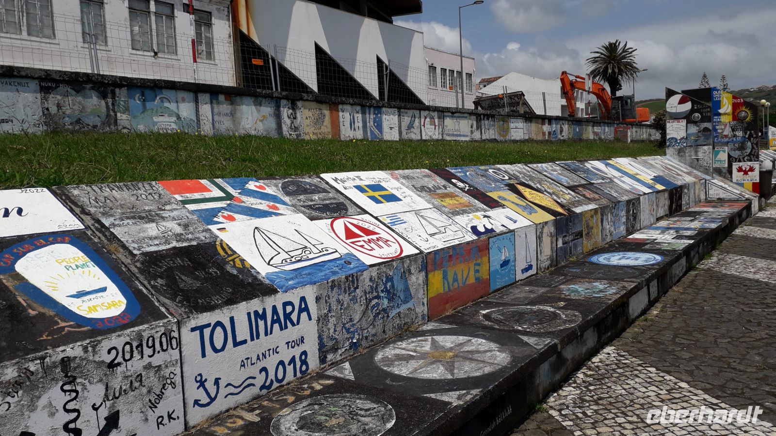 Seglerkunst im Hafen von Horta