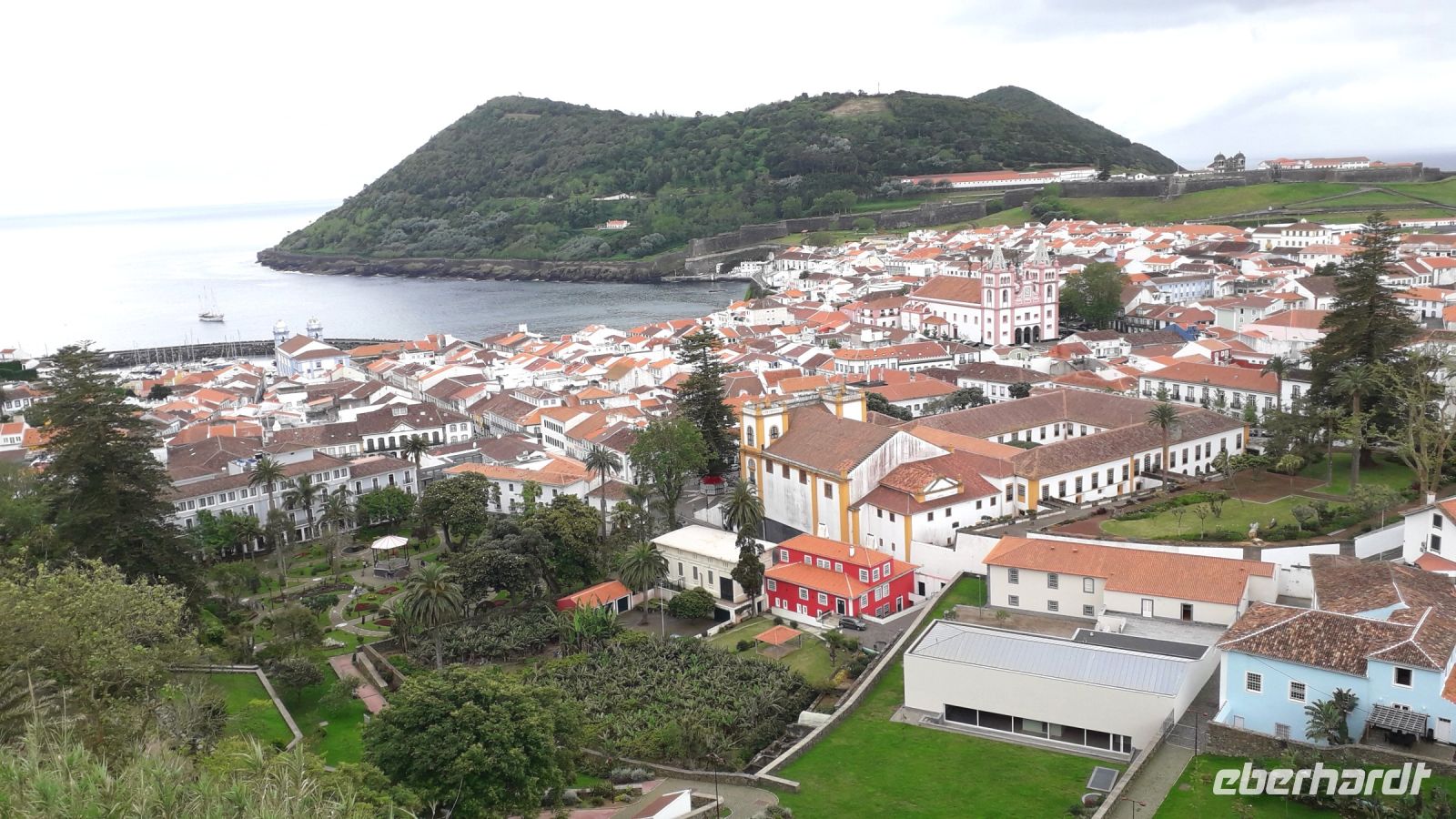 Der Blick auf Monte Brasil und den Hafen von Angra do Heroismo