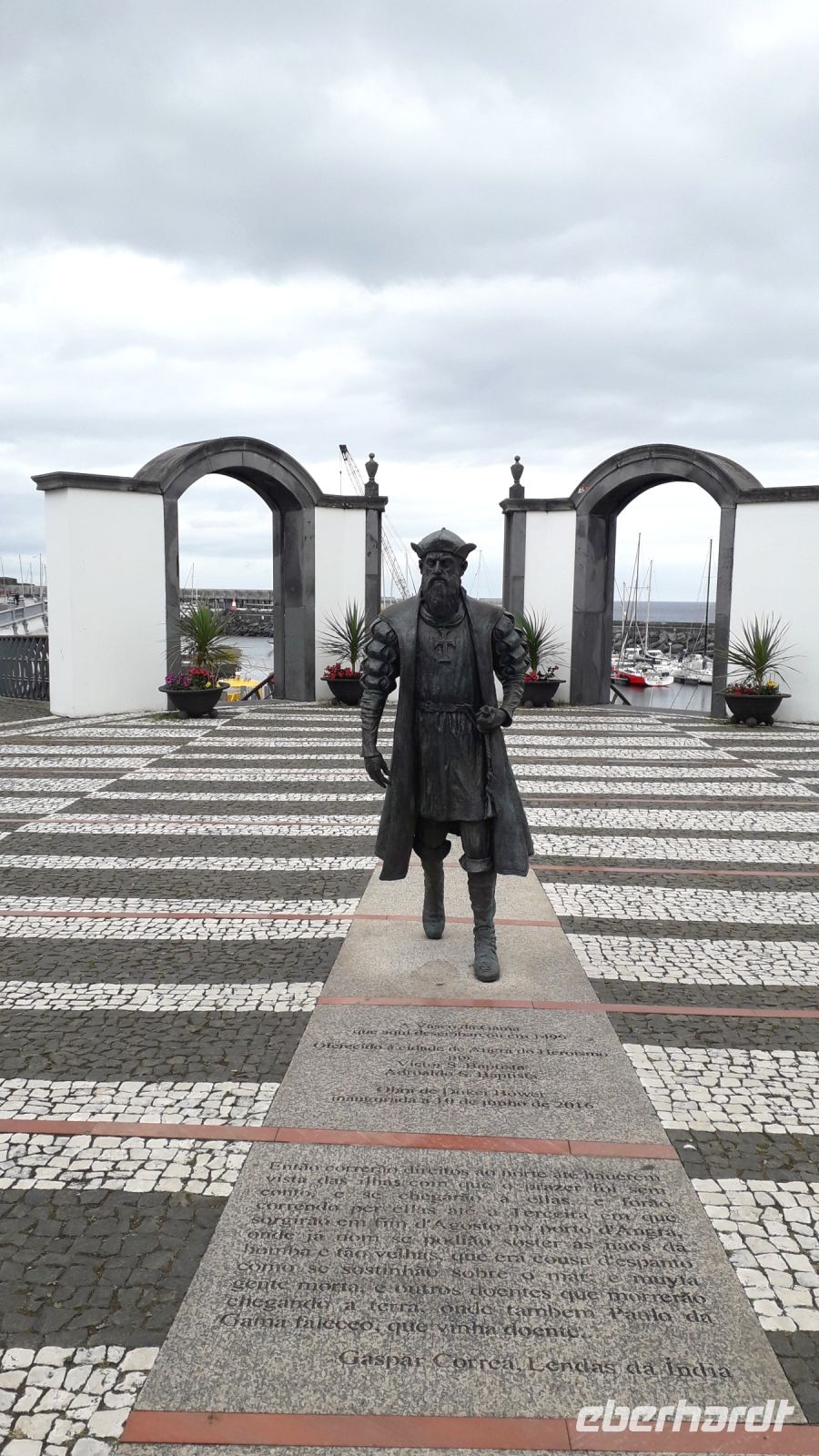 Vasco da Gama-Denkmal im Hafen Angras