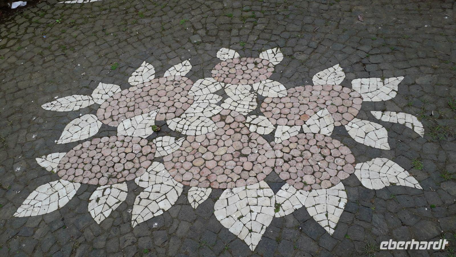 Bodenmosaik im Botanischen Garten in Angra
