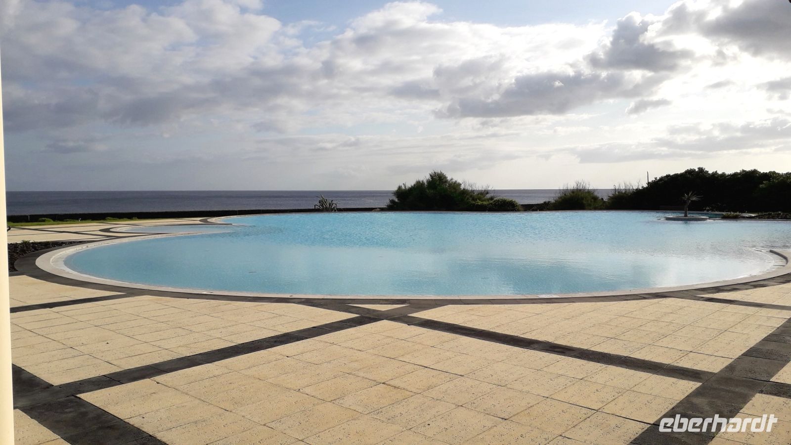 Der Blick am Pool des Hotels Terceira Mar