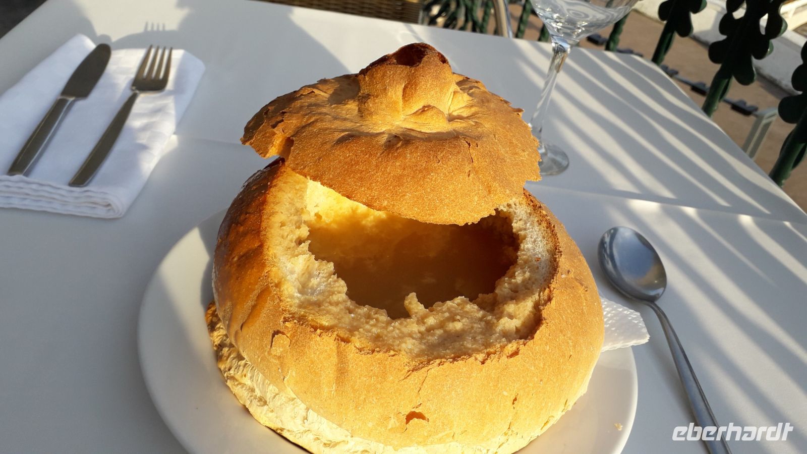 Fischsuppe im Brot serviert