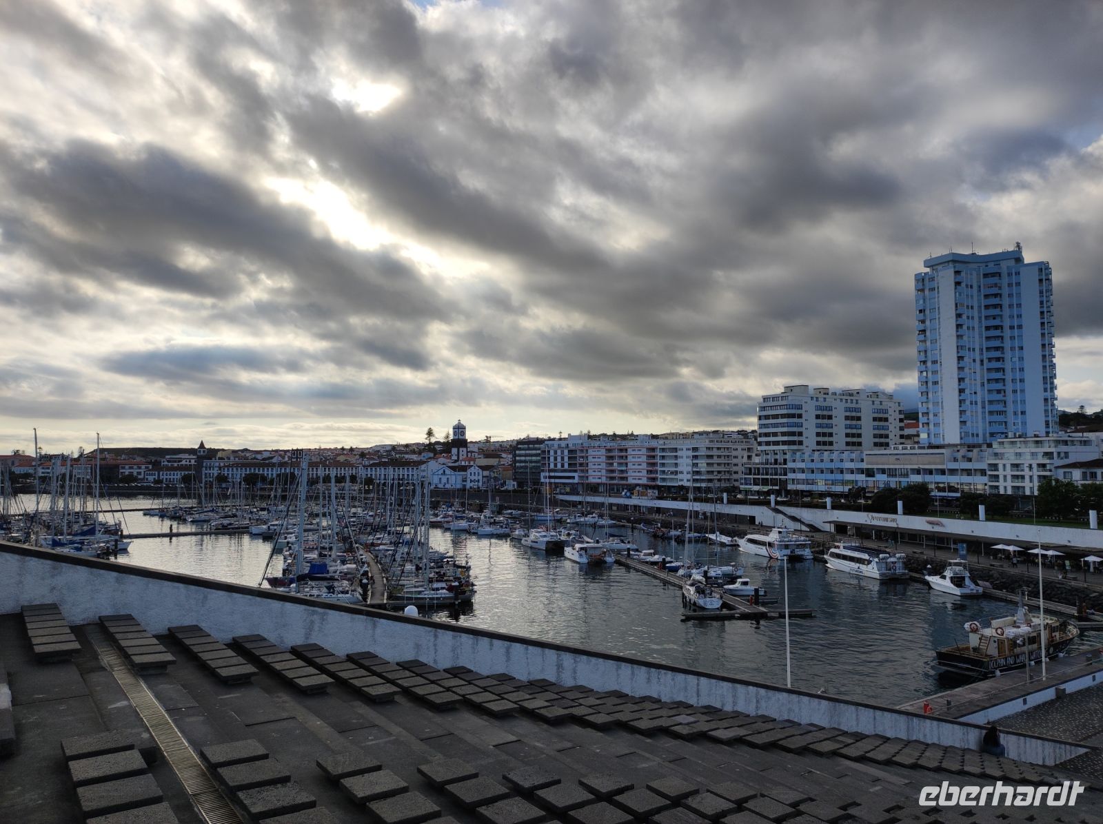 Blick auf die Promenade von Ponta Delgada auf Sao Miguel, Portugal